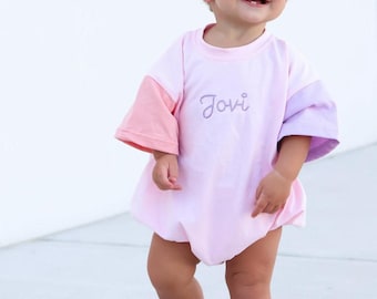 Individuell bestickter Colorblock-T-Shirt-Strampler – Rosa & Lila