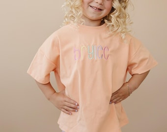Individuell besticktes Oversize-T-Shirt oder T-Shirt-Strampler mit Regenbogenbuchstaben – Regenbogen
