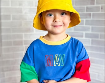 Individuell besticktes Oversized-T-Shirt im 90er-Jahre-Stil – Hose nach Wahl