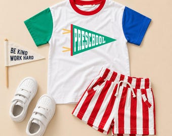 Retro-Farbblock-T-Shirt-Strampler oder Oversize-T-Shirt zum Schulanfang – Wimpel für die jeweilige Klassenstufe