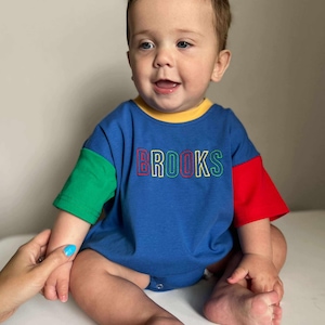 Mono tipo camiseta con bloques de color estilo años 90, bordado a medida.