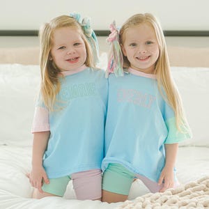 Conjunto de camiseta y pantalones cortos de ciclista con bloques de color bordados personalizados - Conjunto de niña con nombre personalizado - Conjunto de camisa y pantalones cortos - Camiseta infantil personalizada