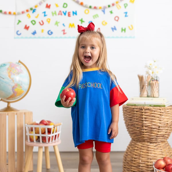 Anpassad broderad 90-talsfärgblocks-t-shirt eller överdimensionerad t-shirt - valfria underdelar