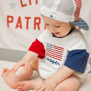 Anpassad broderad 4 juli färgblocks-T-shirt, Sparkdräkt eller överdimensionerad T-shirt - Flagga