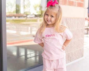 Individuell besticktes Shorts-Set aus Bio-Baumwolle: Personalisierte Babykleidung