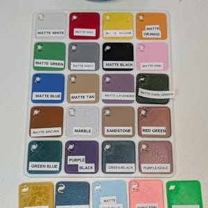 Puede incluir: Una carta de colores con 18 colores de pintura diferentes, incluyendo blanco mate, rojo mate, amarillo mate, naranja mate, verde mate, gris mate, negro mate, rosa mate, azul mate, marr&oacute;n mate, lavanda mate, verde oscuro mate, marr&oacute;n mate, m&aacute;rmol, piedra arenisca, verde rojo, azul verde, negro morado, verde/negro, morado/dorado, dorado brillante, negro brillante, azul claro mate, rosa brillante y verde ne&oacute;n.