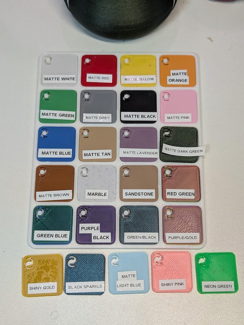 Puede incluir: Una carta de colores con 18 colores de pintura diferentes, incluyendo blanco mate, rojo mate, amarillo mate, naranja mate, verde mate, gris mate, negro mate, rosa mate, azul mate, marr&oacute;n mate, lavanda mate, verde oscuro mate, marr&oacute;n mate, m&aacute;rmol, piedra arenisca, verde rojo, azul verde, negro morado, verde/negro, morado/dorado, dorado brillante, negro brillante, azul claro mate, rosa brillante y verde ne&oacute;n.