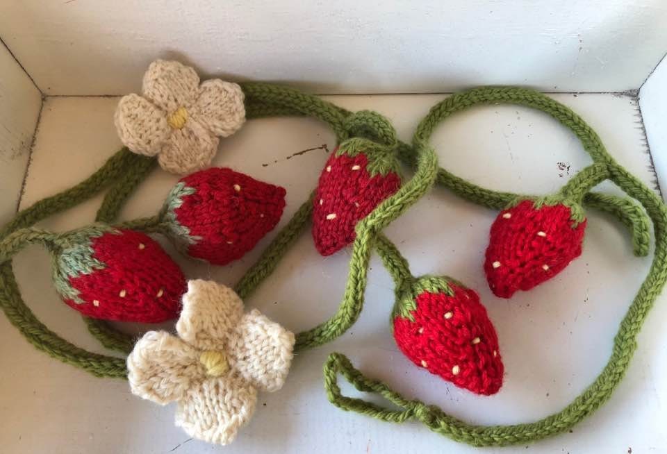 Explore Crochet: Bunting Kit – Berry