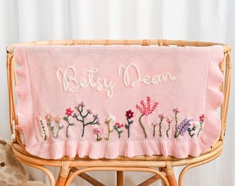 Manta personalizada hecha a mano con volantes florales | Anuncio de embarazo | Regalo para baby shower | Manta infantil bordada | Manta única para recién nacido