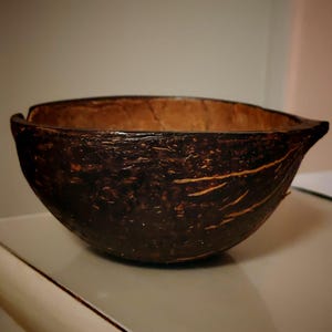 Natural bowl made of coconut – jewelry bowl & decoration