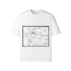 Puede incluir: Una camiseta blanca de manga corta con un estampado gráfico rectangular en blanco y negro en el pecho. El estampado muestra un mapa de fantasía detallado con una montaña central, una ilustración de un dragón, una rosa de los vientos y texto.