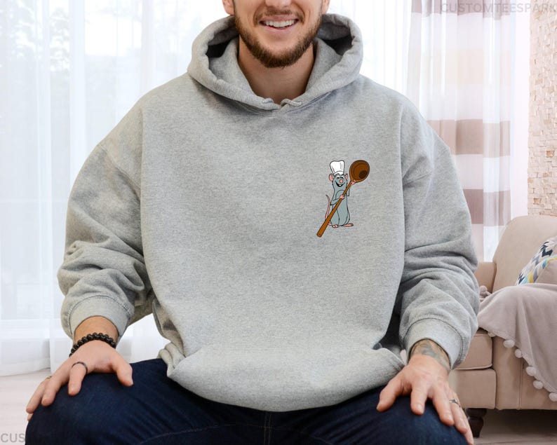 Ratatouille Minimal Hoodie, Pocket Size Remy Mouse Shirt, Anyone Can Cook Sweatshirt, Minimalist Hoodies, Disney Chef Mouse Sweatshirt imagem 3