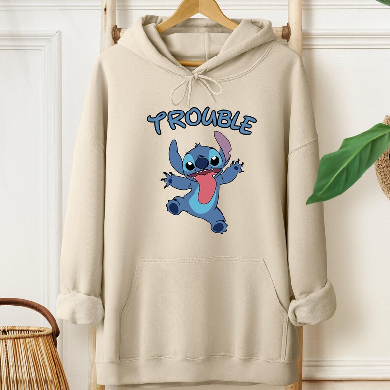 Sudadera con capucha a juego de Stitch y Ángel, sudadera divertida para pareja, camiseta "Donde voy, los problemas siguen", camiseta "Los problemas", camisetas a juego de Disney para pareja imagen 4