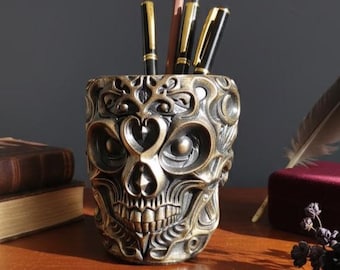 Gothic Schädel Übertopf oder Schreibtisch Organizer – Black & Gold Eco-Harz Becher, Dark Art Decor, Stiftehalter, Künstlergeschenk, Schriftstellergeschenk, Pinselhalter