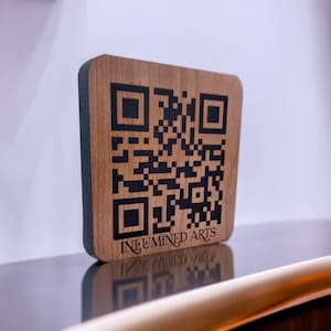 SOILD Hölzerner HOLZ gravierter QR-Code Benutzerdefinierter scannbarer personalisierter Visitenkarten-Zeichen-Untersetzer