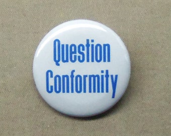 Frage Konformität 1,25" Button Rebellion 60's Counterculture Badge Pinback oder Magnet