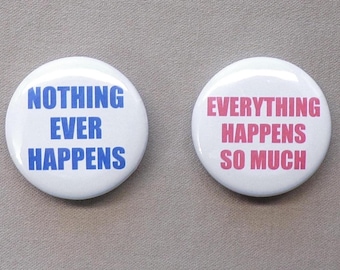 Nunca pasa nada y todo pasa demasiado Botones o imanes de memes Noticias de realidad