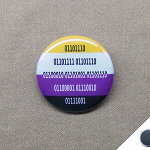 Botón de código binario NO BINARIO de 1,25", bandera del orgullo, juego de palabras informático, geek, género, chaqueta, pinback o imán para nevera, no binario imagen 4