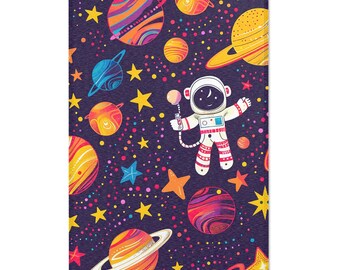 Puede incluir: Alfombra rectangular con un vibrante diseño espacial. La alfombra muestra planetas coloridos, estrellas y un astronauta sosteniendo una piruleta sobre un fondo morado oscuro. Los planetas tienen anillos y son de varios colores.