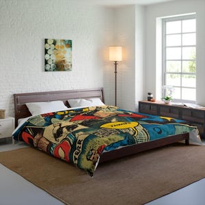 Peut inclure: Un lit avec une housse de couette sur le thème de la bande dessinée. La housse présente un collage de panneaux de bandes dessinées colorés avec des teintes rouges, bleues, jaunes et beiges. Le lit est dans une pièce avec des murs en briques blanches et un tapis marron.