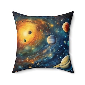 Può includere: Cuscino quadrato con una vivace rappresentazione di una galassia con pianeti, stelle e nebulose vorticose. Il cuscino ha uno sfondo blu scuro con una spirale centrale arancione e gialla.