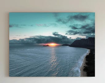 Impresión fotográfica aérea del amanecer en la playa de Waimanalo. Impresionante paisaje costero de Oahu. Vista de la isla Mānana "Conejo". Decoración tropical para pared.