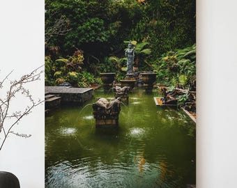 Tranquilo estanque de jardín balinés con estatua sagrada: arte mural zen tropical para el hogar y el spa. Impresión descargable.