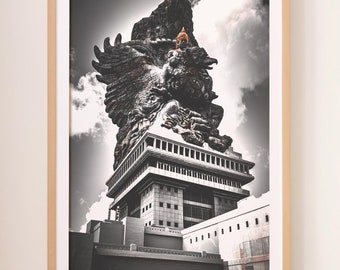Estatua de Garuda Wisnu Kencana, descarga digital, impresión artística cultural balinesa, decoración de pared tropical, fotografía en blanco y negro con detalles dorados