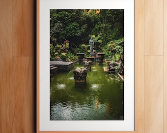 Estanque tranquilo de jardín balinés con estatua sagrada: arte mural zen tropical para el hogar y el spa. Descarga digital, lienzo e impresión enmarcada.
