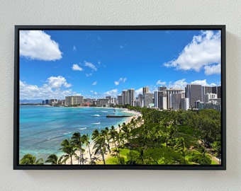 Descarga digital de la playa de Waikiki, Honolulu: arte del horizonte hawaiano y palmeras. Fotografía de una isla paradisíaca para decoración de paredes tropicales.