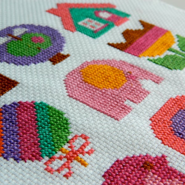 Originale Retro Cross Stitch PDF Pattern di Alice Apple - Motif Patterns per ragazze