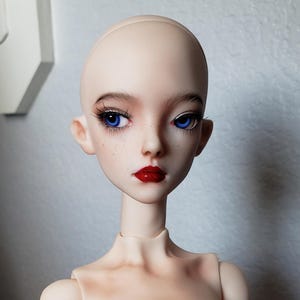 Muñeca BJD personalizada de cuerpo completo, ruborizada, con cara hacia arriba y ojos azules.