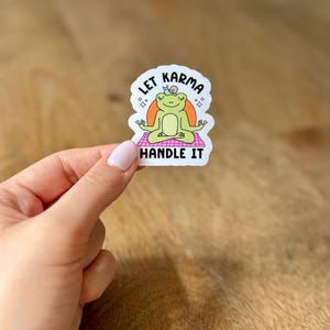 Sticker grenouille karma | Sticker imperméable | Sticker Kindle | Sticker pour ordinateur portable | Cadeau pour amoureux des livres | autocollant pour bouteille d'eau | Stickers mignons