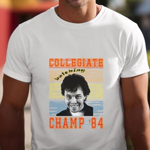 Könnte beinhalten: Weißes T-Shirt mit einem Grafikdruck im Vintage-Stil eines Mannes mit dem Text "Collegiate Belching Champ '84"