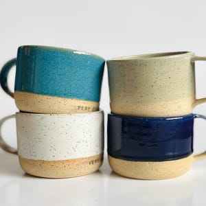 Personalizowany ręcznie robiony ceramiczny kubek | Wykonany na zamówienie | Kubek do kawy | Kubek do latte | Toczony na kole | Kamionka | Nakrapiany kubek | Nowoczesny design