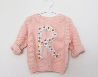 Pull lettre marguerite|Pull en tricot brodé main personnalisé|Pull avec prénom pour tout-petit| Cadeau naissance|Souvenir de bébé