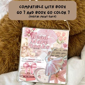 以下が含まれることがあります： Boox Go 7 および Go Color 7 用の透明ケース。コラージュデザインで、「Read More Books」の文字、テディベア、バレリーナ、ピンクの唇、花が描かれています。Boox Go 7 および Go Color 7 に対応しています。