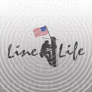 Puede incluir: Silueta de un lineman escalando un poste de electricidad con una bandera estadounidense ondeando en el fondo. El texto "Line Life" está escrito en una fuente estilizada.