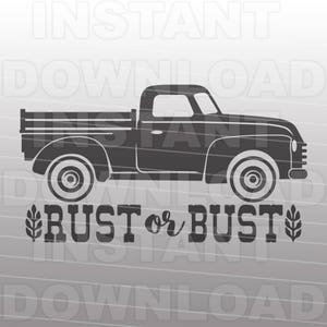 Puede incluir: Silueta en blanco y negro de una camioneta vintage con el texto "Rust or Bust" y espigas de trigo a cada lado.