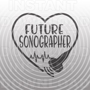 Puede incluir: Un diseño gráfico en blanco y negro de un corazón con el texto "FUTURE SONOGRAPHER" en su interior. Una sonda de ultrasonido estilizada con una línea de latido del corazón se encuentra debajo del texto.