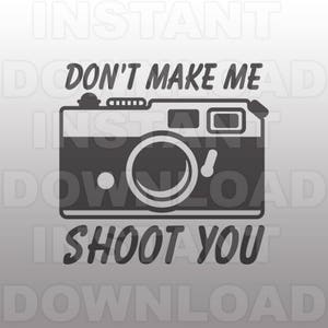 Op de afbeelding: Een zwart-witte illustratie van een vintage camera met de tekst "Maak me niet boos, anders schiet ik je neer".