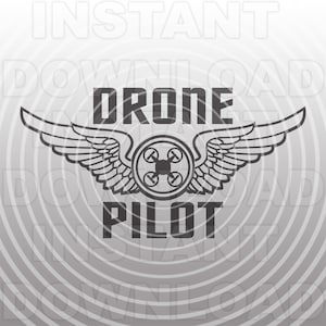 Könnte beinhalten: Schwarzweißes Grafikdesign eines Drohnen mit Flügeln und dem Text "Drone Pilot".