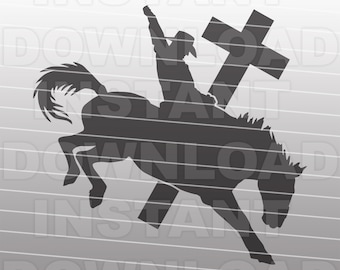 Könnte beinhalten: Silhouette eines Cowboys, der ein sich aufbäumendes Pferd reitet, mit einem Kreuz dahinter. Der Cowboy trägt einen Hut und das Pferd bäumt sich auf. Das Kreuz ist im Hintergrund und ist ein schlichtes Design.