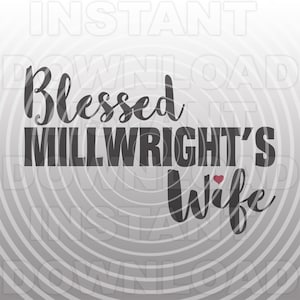 Könnte beinhalten: Schwarzweißes Grafikdesign mit dem Text "Blessed Millwright's Wife" mit einem kleinen roten Herzen.