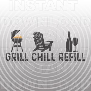 Może przedstawiać: Czarno-biały projekt w formie sylwetki z tekstem "Grill Chill Refill". Projekt przedstawia grilla, krzesło, butelkę i kieliszek wina.