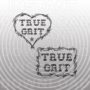 Könnte beinhalten: Zwei schwarz-weiße Designs des Satzes "True Grit" in einem Stacheldrahtrahmen. Ein Design ist herzförmig und das andere quadratisch.