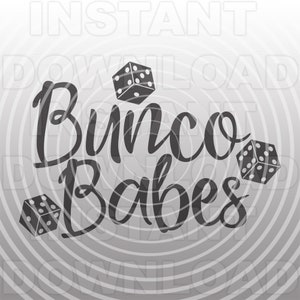 Peut inclure: Conception graphique en noir et blanc avec le texte "Bunco Babes" et trois dés.