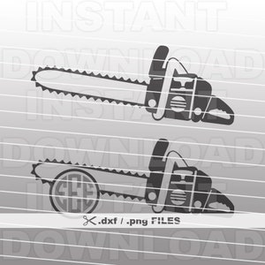 Puede incluir: Dos imágenes en silueta negra y blanca de una motosierra con un círculo para un monograma en la segunda imagen. El texto .dxf/.png FILES está debajo de las imágenes.