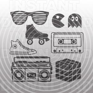 Pu&ograve; includere: Una collezione di icone retr&ograve; degli anni '80 tra cui un nastro per cassette, un boombox, pattini a rotelle, un paio di occhiali da sole, un cubo di Rubik e due personaggi di videogiochi.