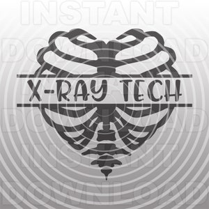 Può includere: Una silhouette in bianco e nero di una gabbia toracica a forma di cuore con il testo "X-RAY TECH" in uno stendardo al centro.